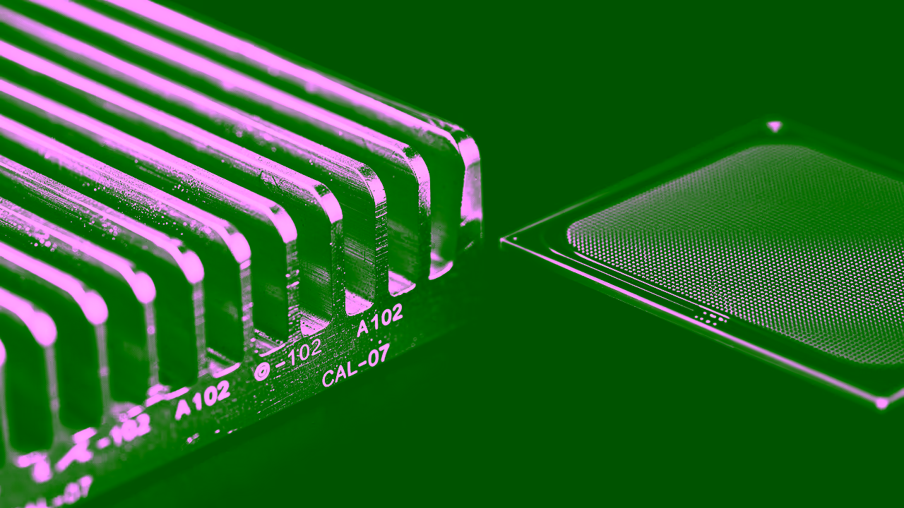 Makroaufnahme von Kühlrippen aus Aluminium neben einem Silizium-Chip